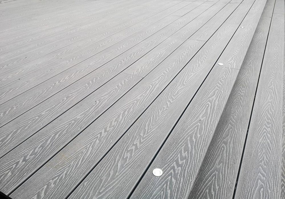 deck.jpg deck.jpg